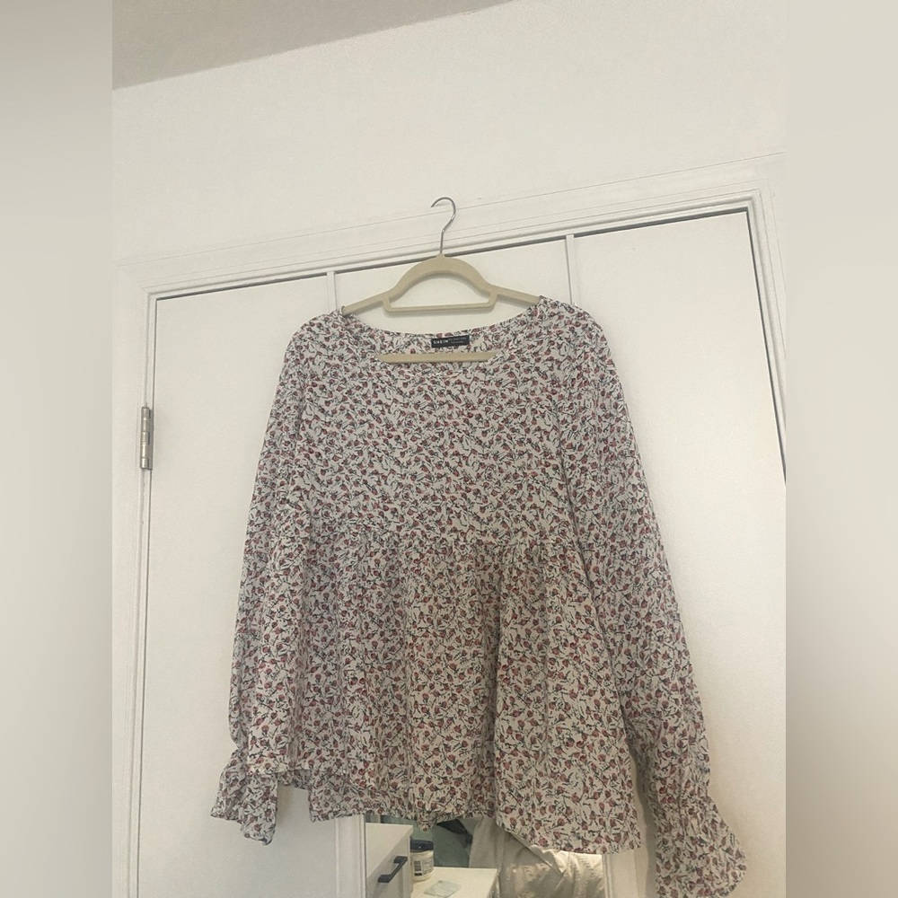 Long sleeved floral top 🩷